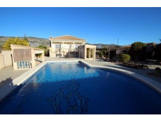 6bed villa with pool walking distance..
