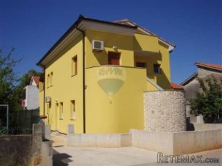 ISTRA,PULA, obiteljska kuća s apartmanima