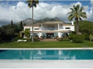 Villa for sale in Cascada de Camojan..