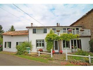 Mairie Levescault. 5 bed home set in..