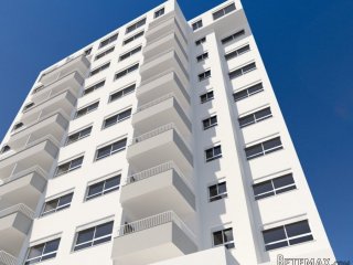 Piso en planta baja con 3 dormitorios y 2 baños. Se..