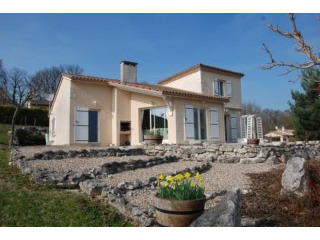 Delightful modern house just 5 mins..