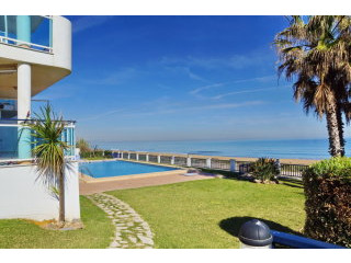 Complex With Direct Access To The Sandy..