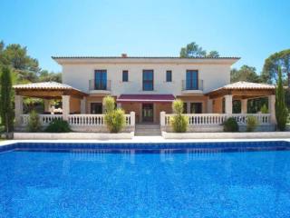 High quality country house in private..