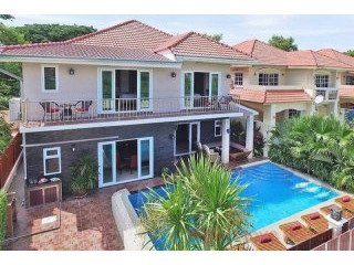 7 Bedroom House for sale in Jomtien -..
