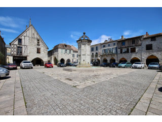 Commercial property with 2 apartments..
