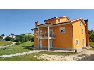 LABIN, Prekrasna kuća u okolici Labina s velikom okućnicom