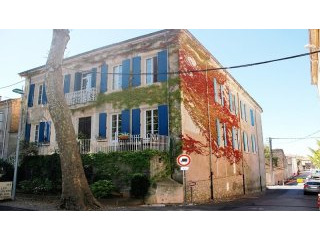 Elegant Townhouse In A Prominent..