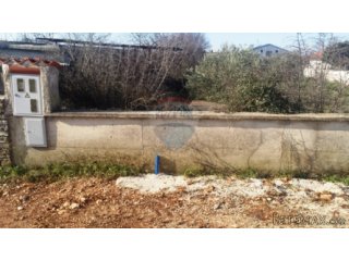 GRAĐEVISNKI TEREN SA STRUJOM I VODOM U PULI
