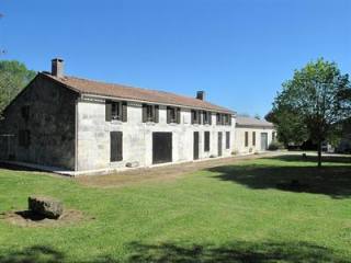 4 Bedrooms - House - Poitou-Charentes -..