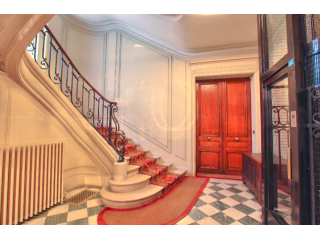 A lovely 5 bed apartment located within..