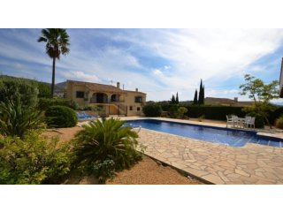 V1441 - Charming 5 Bedroom, 3 Bathroom..