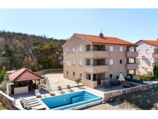 KLIMNO, vila s bazenom i 6 app na svega 250m od mora