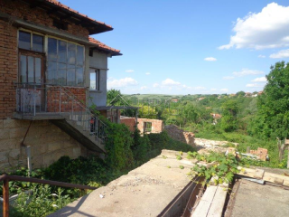 House with panoramic views and large..