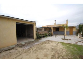 Detached country house with pool and..