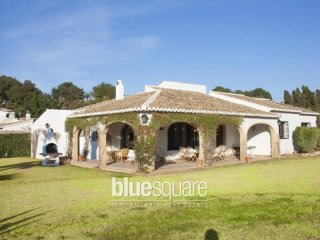 5 bedroom villa on large flat plot in..