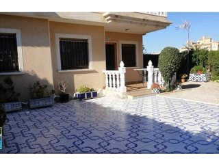 GROUND FLOOR APARTMENT WITH LARGE GARDEN