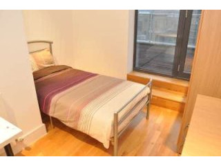 Single with double bed near Canary..