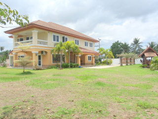 Near new, impressive 6 bedroom property..
