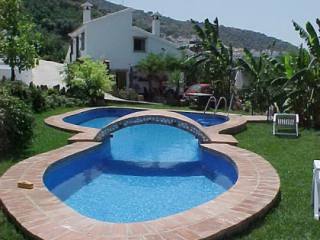 Villa for Sale in Sayalonga 352.000..