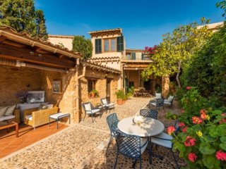 Charming Townhouse With Pool In Santa..