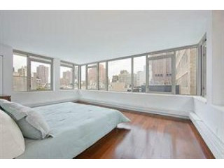 Massive 1 Bedroom == Over 900 Sf == For..