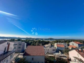 ŠIBENIK – DVOETAŽNA KUĆA S PANORAMSKIM POGLEDOM NA DVIJE TVR