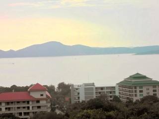 2 bedroom condo on top of Pratumnak..