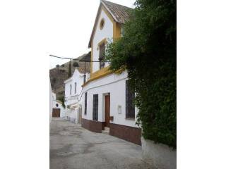 Town House - This substantial former..