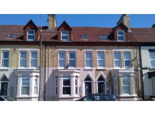 1 bedroom upper floor flat to rent in..