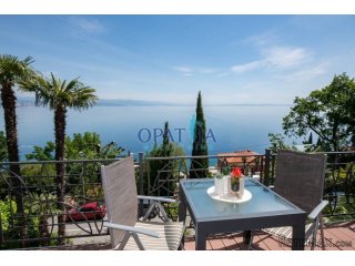Opatija-stan s dvije terase i okućnicom