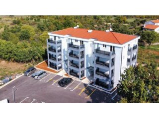 Luksuzan dvosoban stan u prizemlju s terasom - Poreč okolica