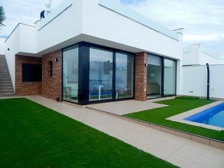 * 450 METRES TO BEACH & WITH PRIVATE..