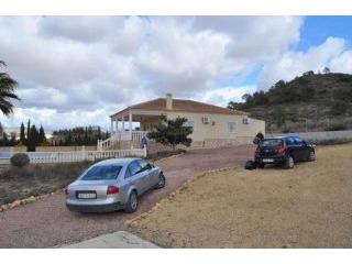 Modern rural villa within walking..