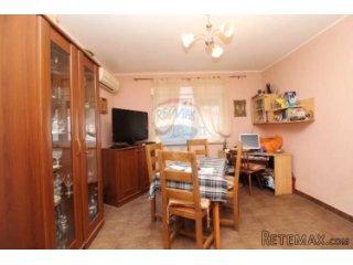 ISTRA, PULA, ŠIRI CENTAR, renoviran 2SS stan blizu tržnice