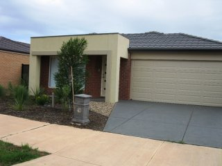 Innisfail Estate, 39 Kellerman Drive:..