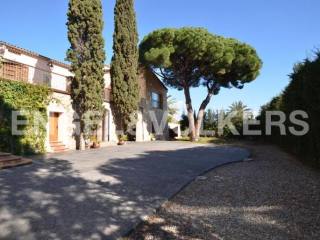 Luxury country house in the center..