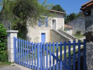Pretty stone house located in tranquil..