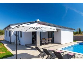 Pula - nova, moderna kuća s bazenom 145m2
