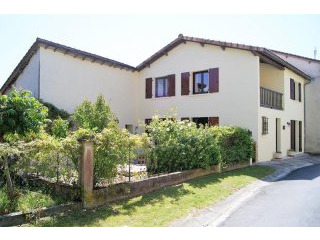 Modernised 3 Bedroom Spacious Village..