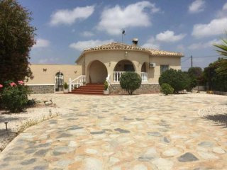 4 bedroom villa with pool and guest..
