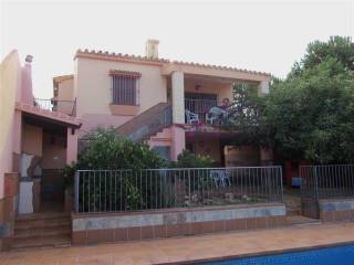Villa - Nice & bright 3 bedroom, one..