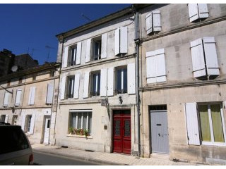 Attractive Townhouse With Courtyard..