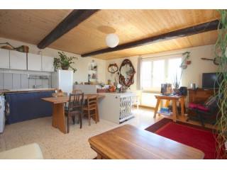 V2027 Bright, top floor apartment with..