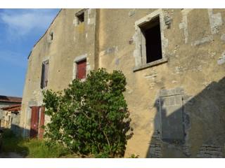 Property to renovate entirely in pretty..