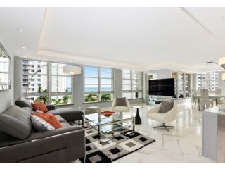 2 bedroom Flat For Sale: 5660 Collins..