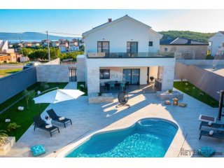 Novi Vinodolski, moderna vila sa bazenom