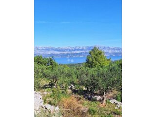 POLJOPRIVREDNO ZEMLJIŠTE NA ODLIČNOJ LOKACIJI – MIRCA, BRAČ