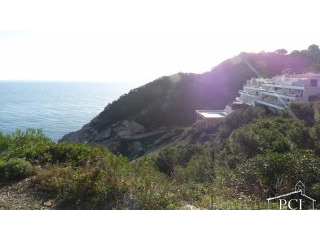 Apartment located in the seafront on..