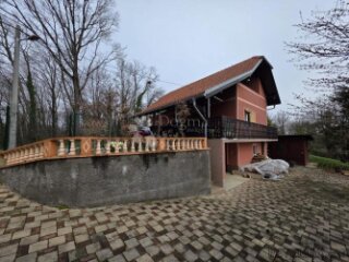 Prostrana kuća s velikom okućnicom i šumom